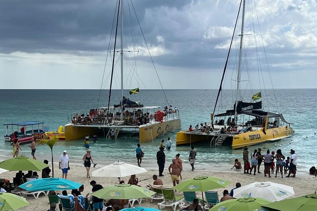 un gruppo di persone su una spiaggia con due barche