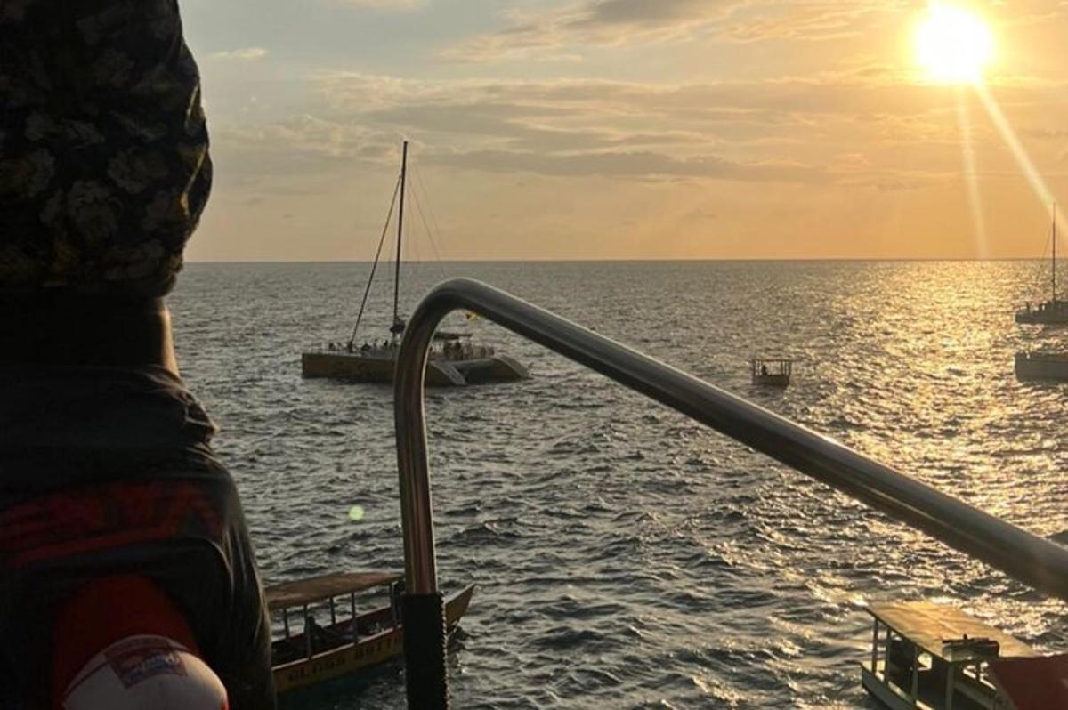 una vista dell'oceano da una barca