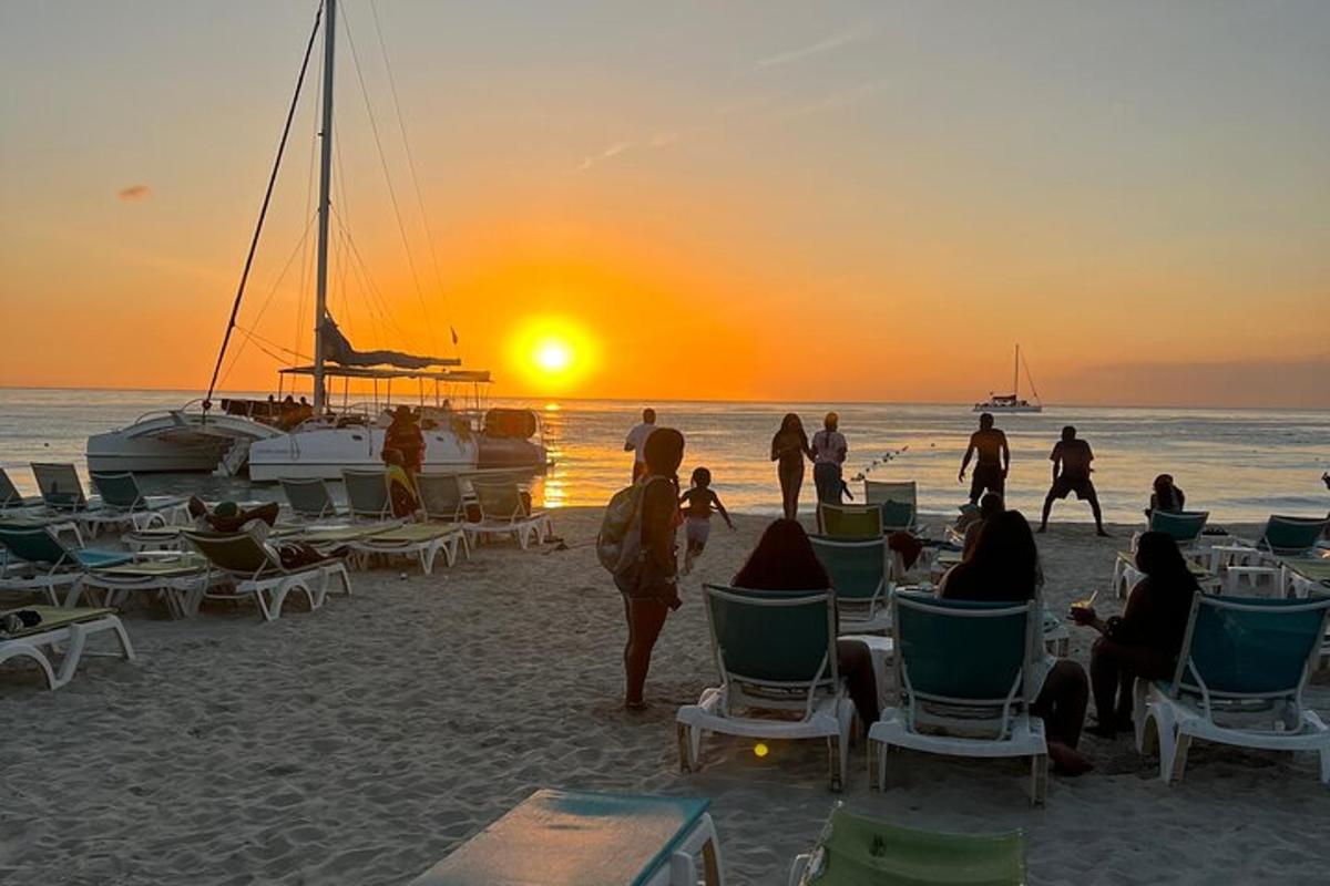 un gruppo di persone sulla spiaggia al tramonto