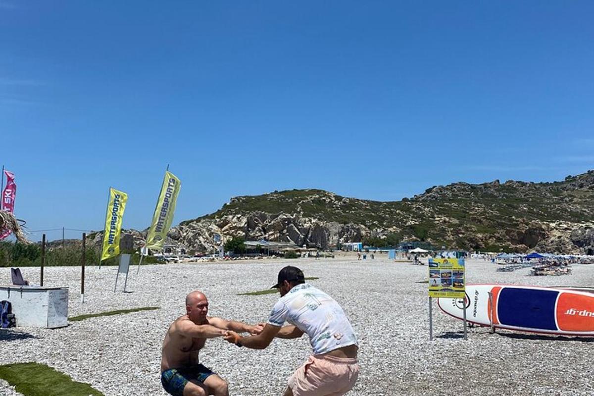Dva moška igrata igro na plaži