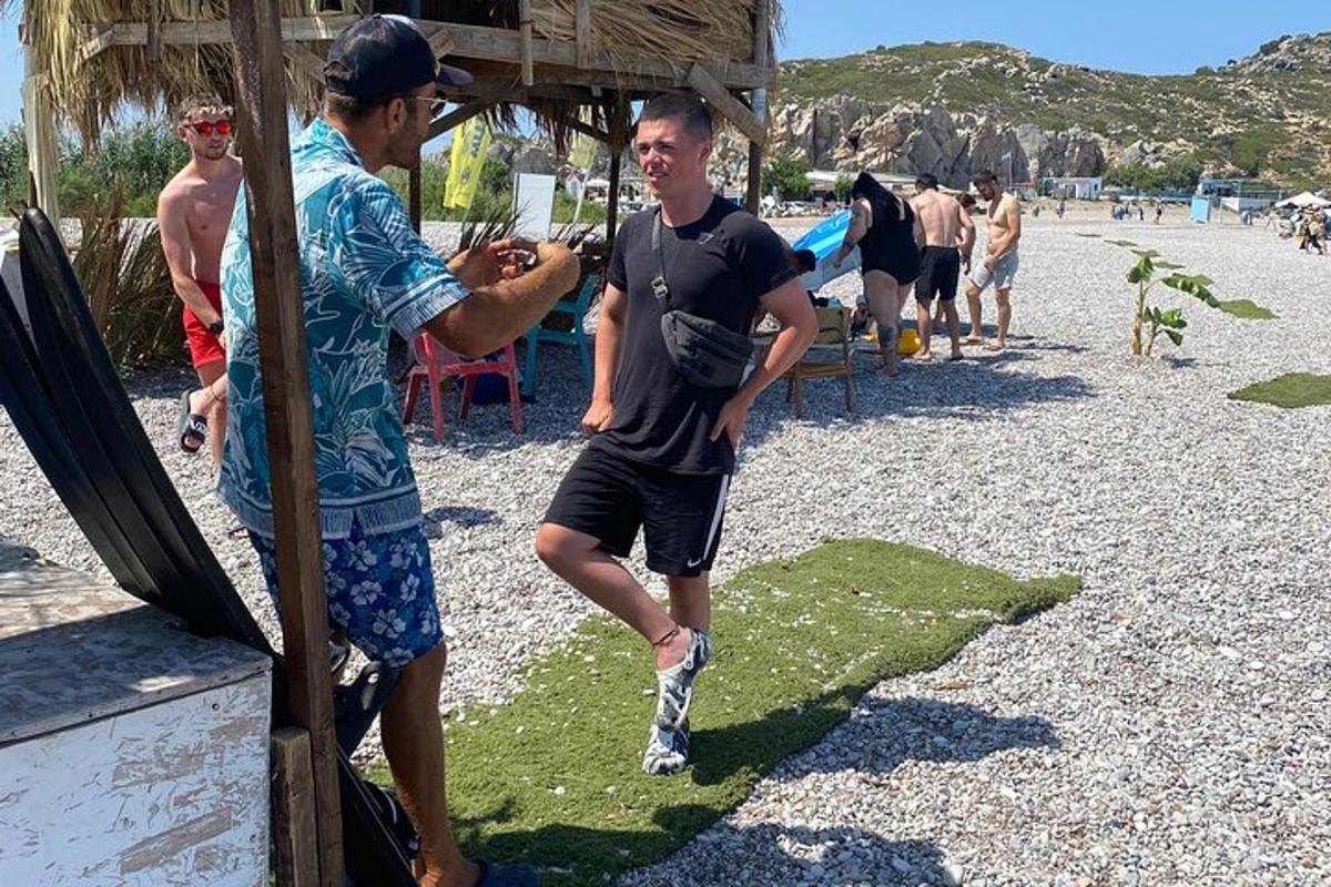 muž se nechává fotit na pláži