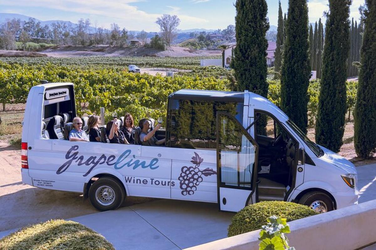 un gruppo di persone a bordo di un autobus turistico per il vino