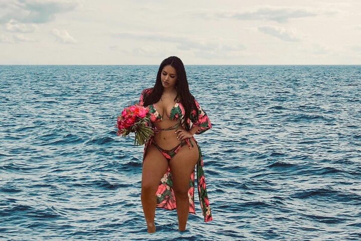 ženska v bikiniju, ki stoji v vodi