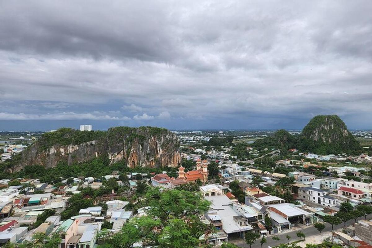 uma vista aérea de uma cidade com uma montanha