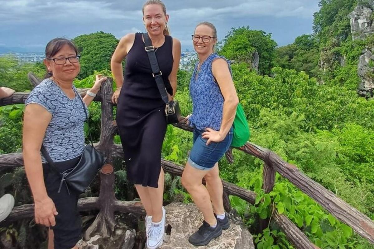 un gruppo di tre donne in piedi su un ponte