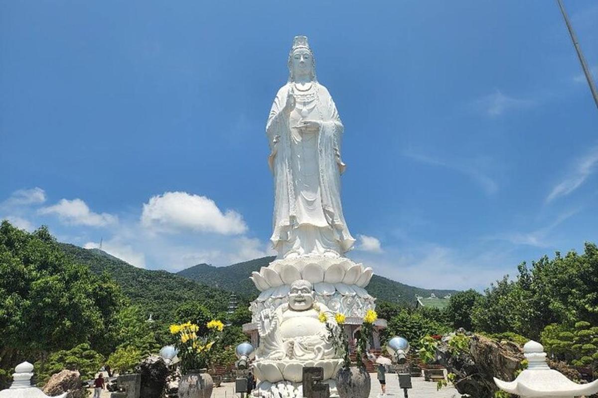 una grande statua di una donna in piedi in un parco