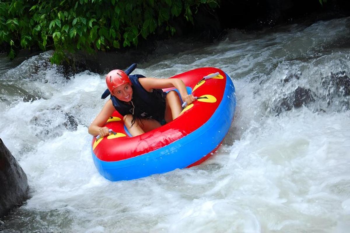 una persona su una zattera in un fiume