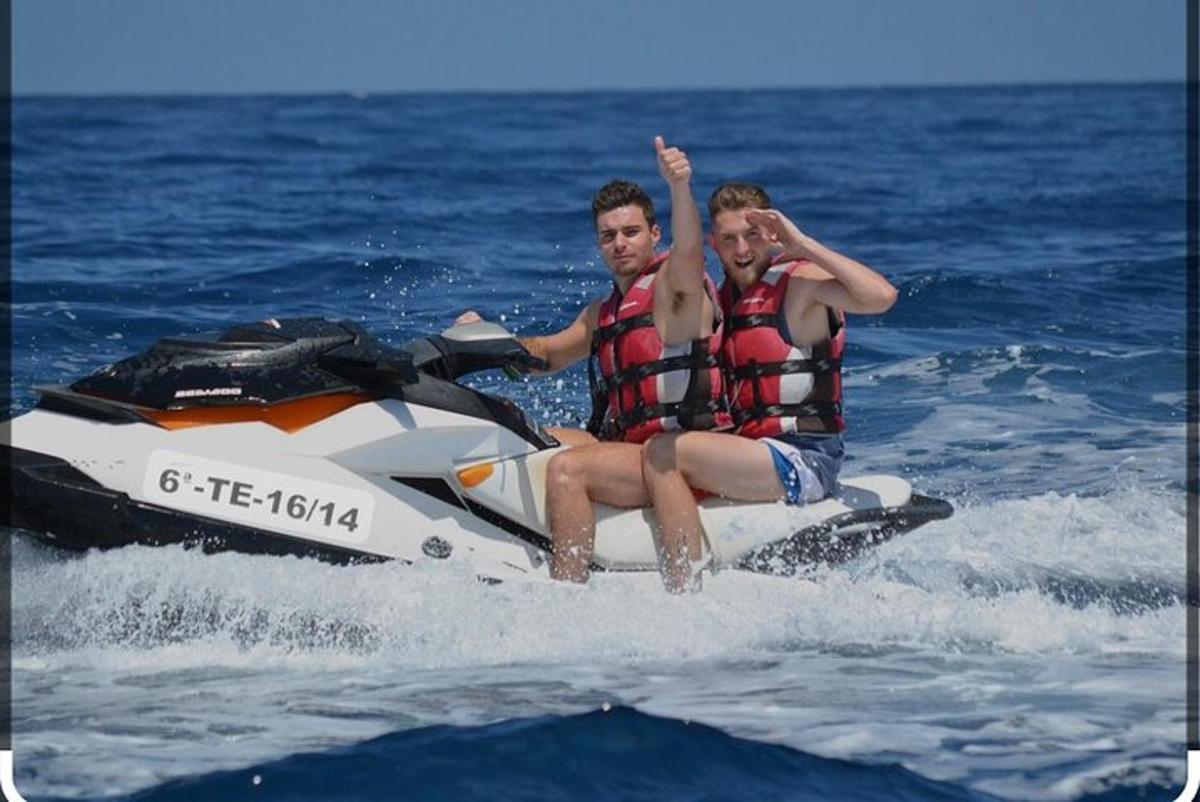 ein Mann und eine Frau sitzen auf einem Jetski im Wasser