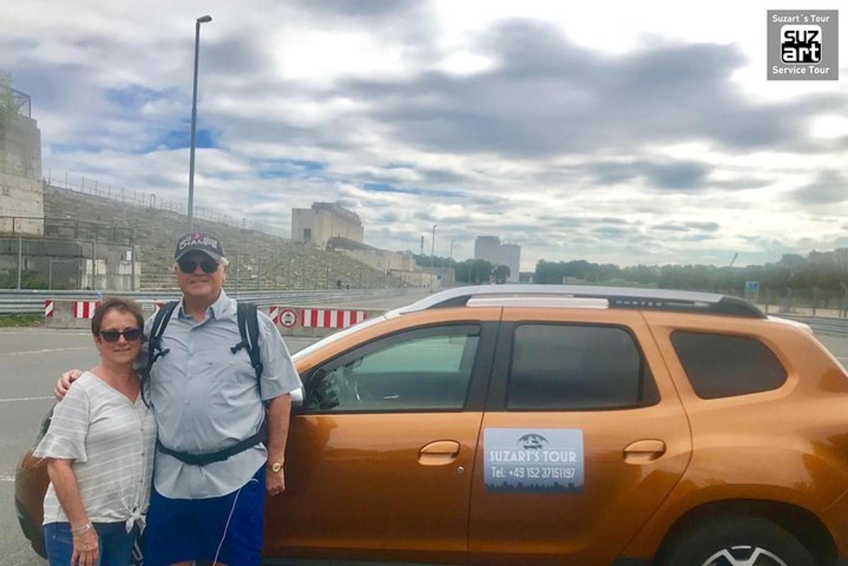 ένας άνδρας και μια γυναίκα που στέκονται μπροστά από ένα αυτοκίνητο