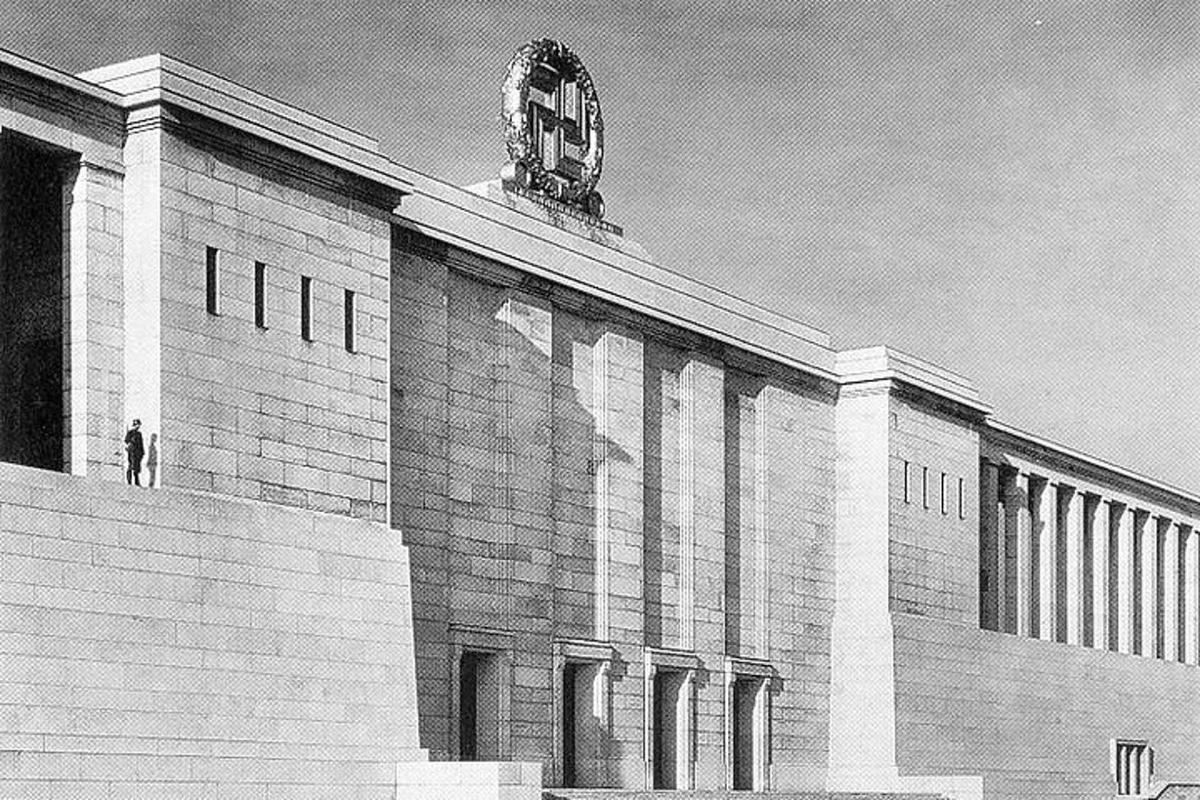 μια ασπρόμαυρη φωτογραφία ενός κτιρίου