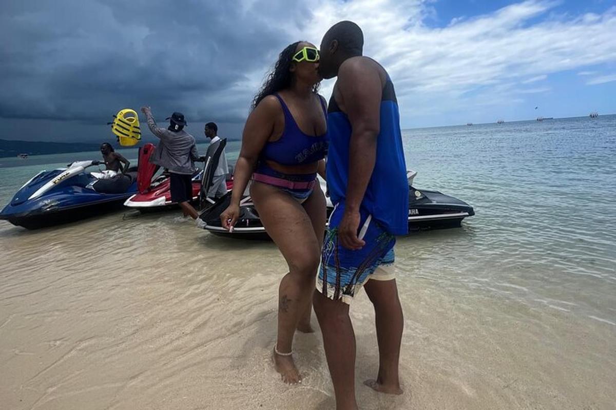 ein Mann und eine Frau stehen am Strand