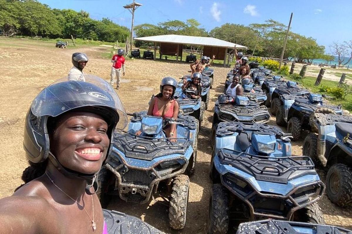 un gruppo di persone che guidano quad su una strada sterrata