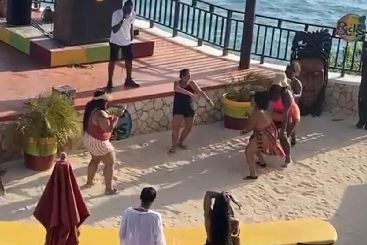un gruppo di persone che giocano nella sabbia in spiaggia