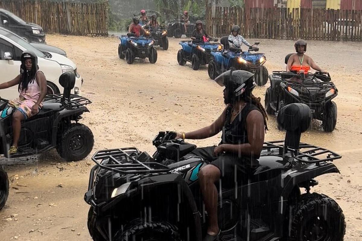un gruppo di persone che guidano quad su una strada sterrata