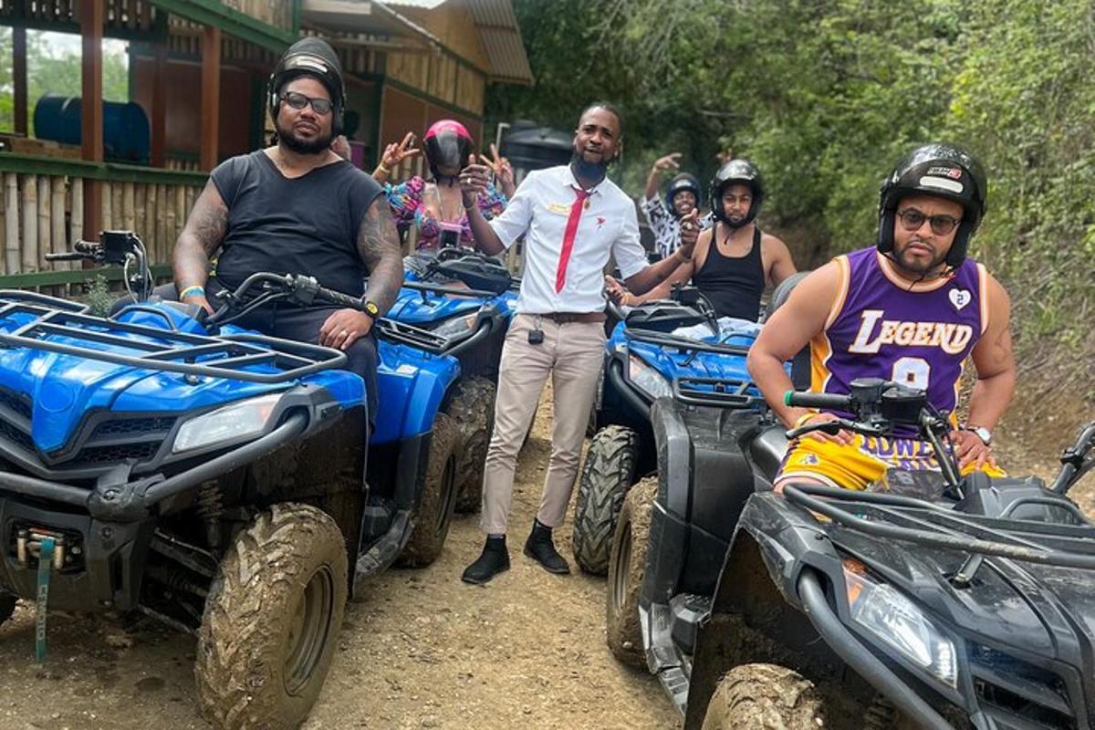 un gruppo di persone in piedi davanti ai quad