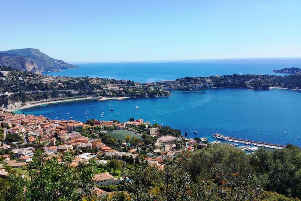 una vista d'una ciutat i una gran massa d'aigua