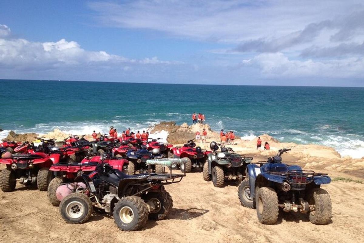 un gruppo di quad e quad sulla spiaggia
