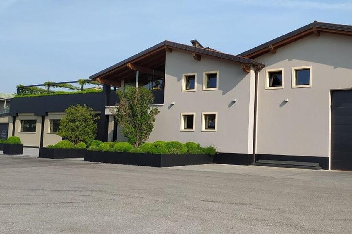 una grande casa bianca con un garage