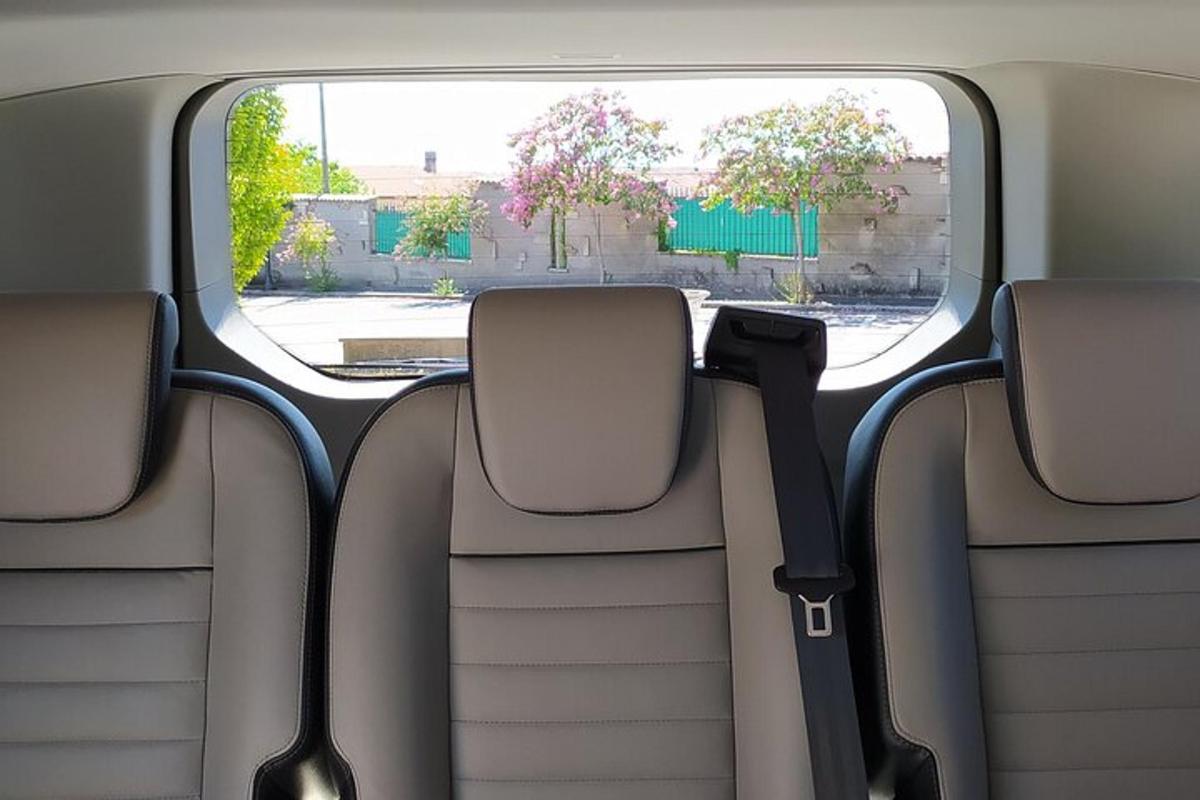 una vista dei sedili posteriori di un'auto