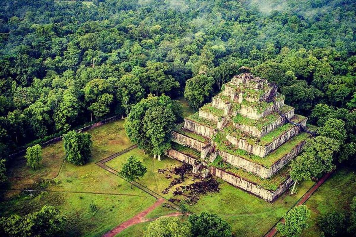 una vista aerea di un grande edificio nella giungla