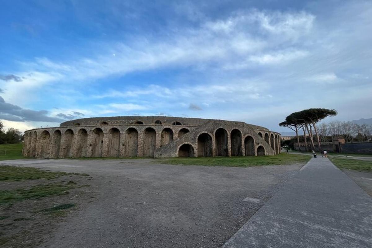 uma velha ponte de pedra com uma árvore ao fundo