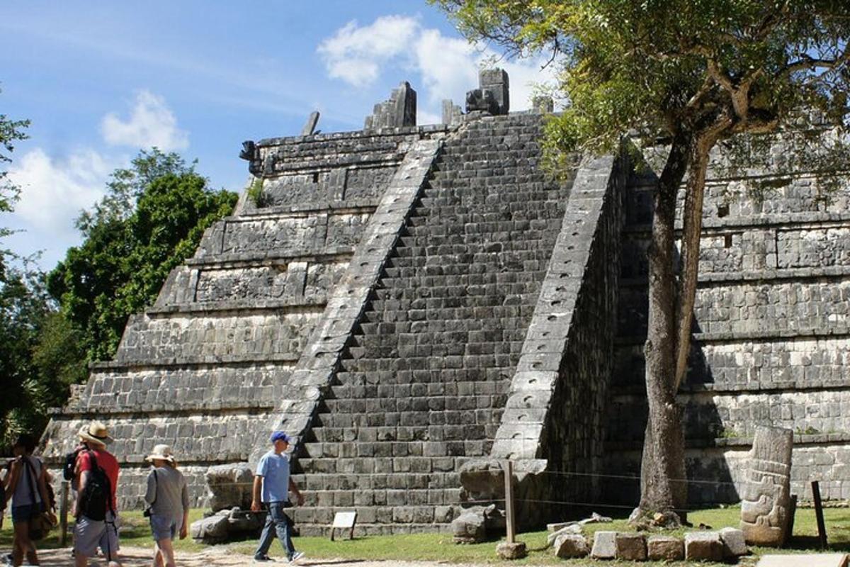 ihmiset kävelevät suuren pyramidin ympärillä