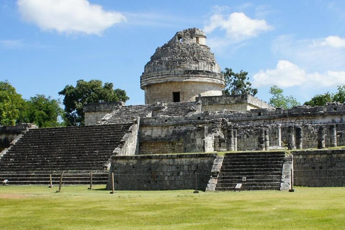 um anfiteatro em um templo antigo