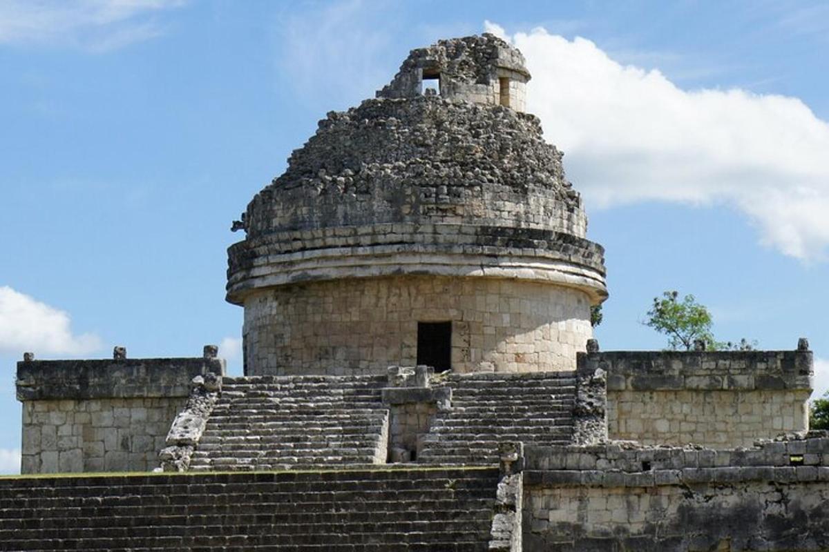 um edifício com uma torre no topo de alguns degraus