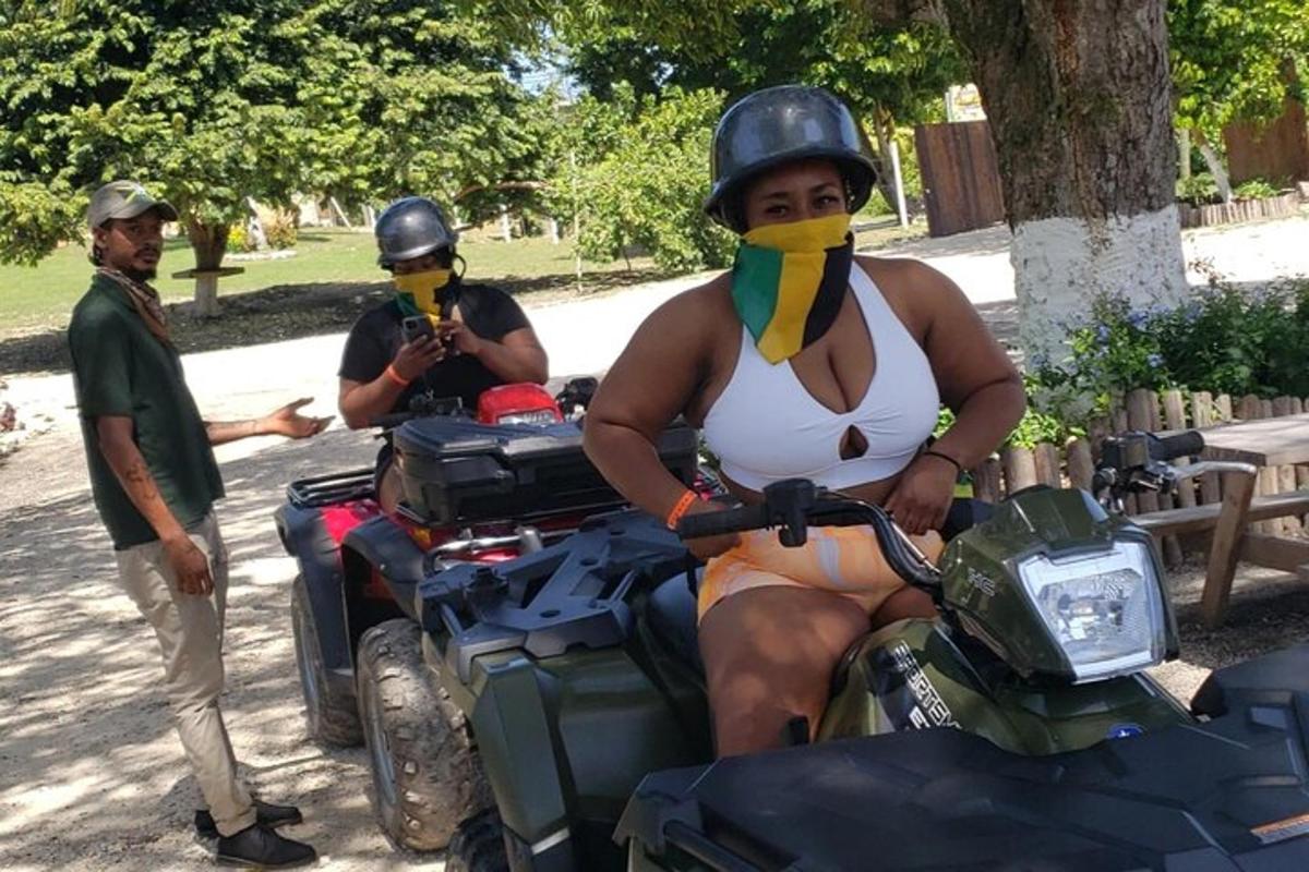 naine, kes kannab ATV-ga sõites näomaski