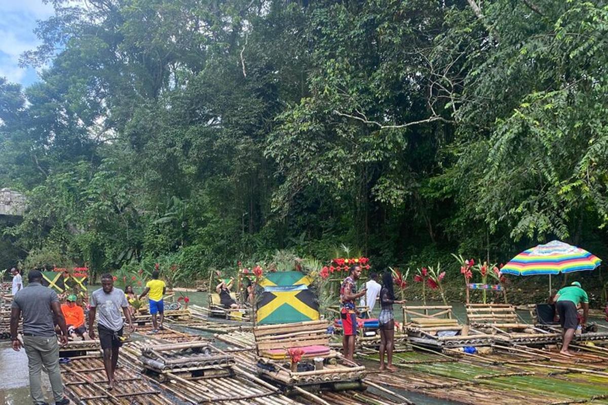 sekumpulan orang berdiri berhampiran sungai dengan payung