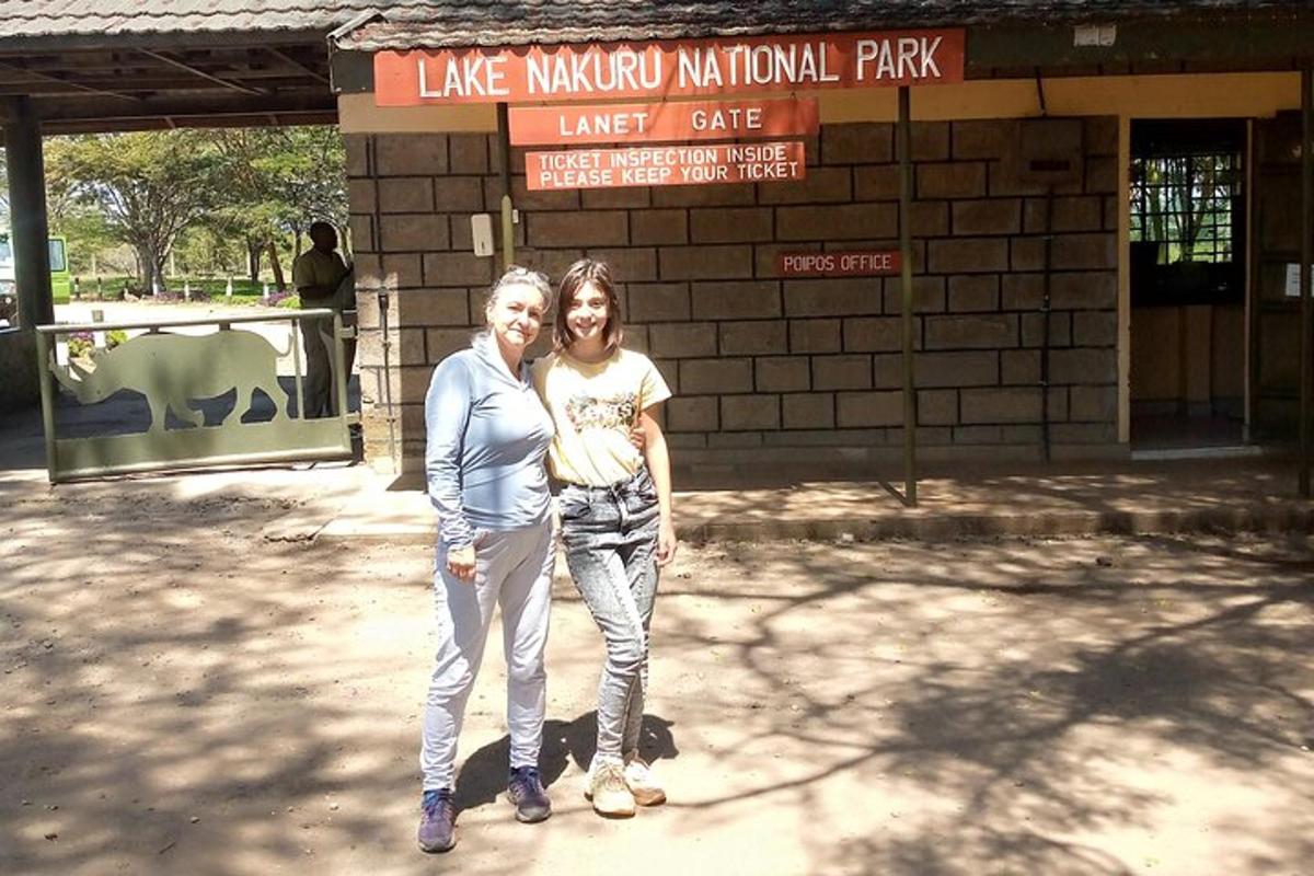 duas mulheres estão em frente a um parque