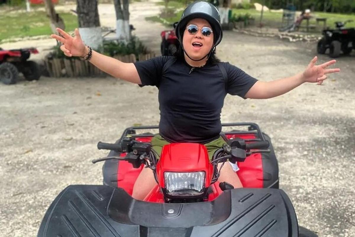 ženska, ki vozi motor z iztegnjenimi rokami