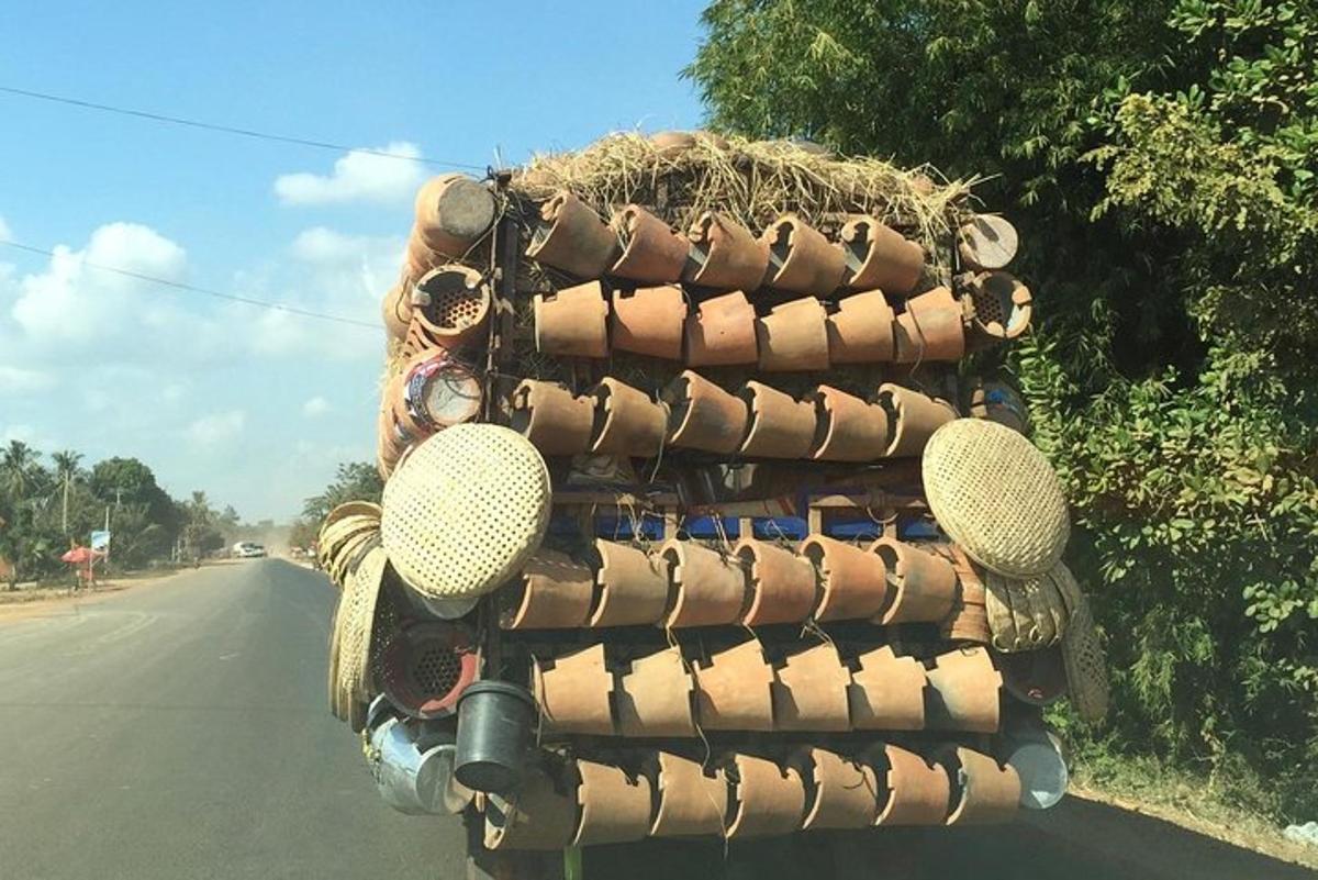 una pila di fieno sul ciglio di una strada