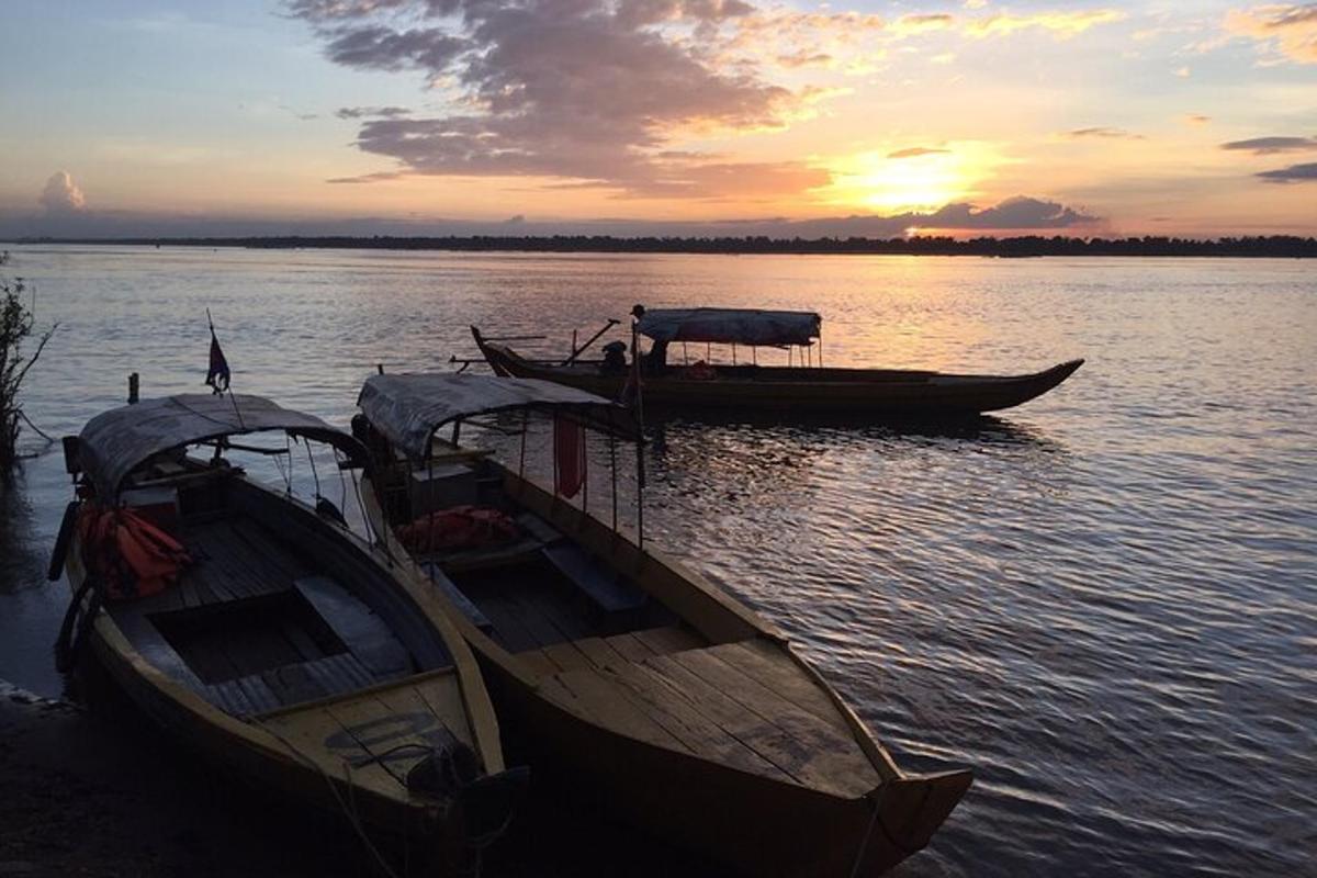 due barche sono attraccate sull'acqua al tramonto