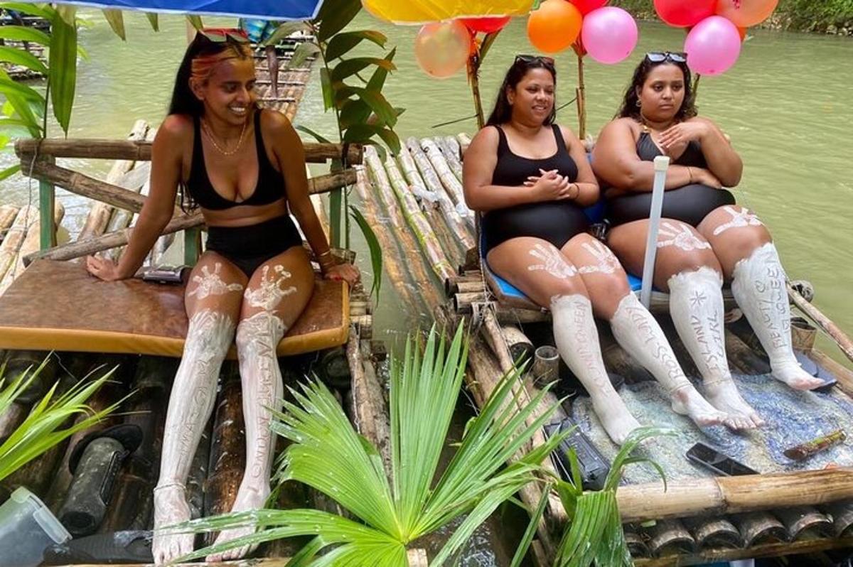 tres dones amb botes de goma assegudes en una bassa a l'aigua
