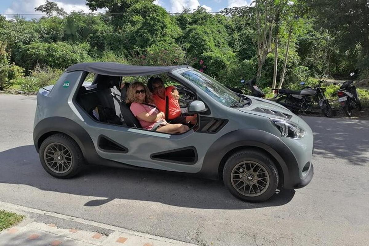 skupina treh ljudi v majhnem avtomobilu