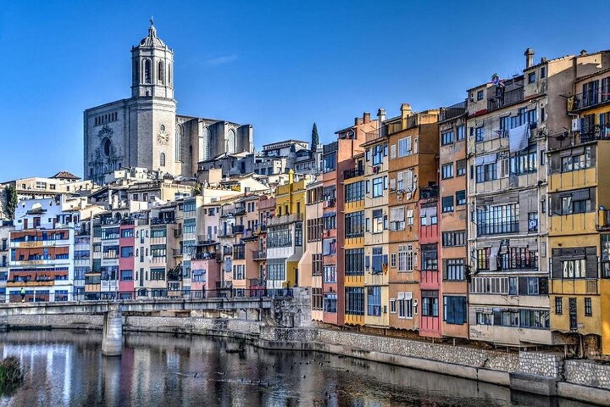 una fila di edifici colorati accanto a un fiume