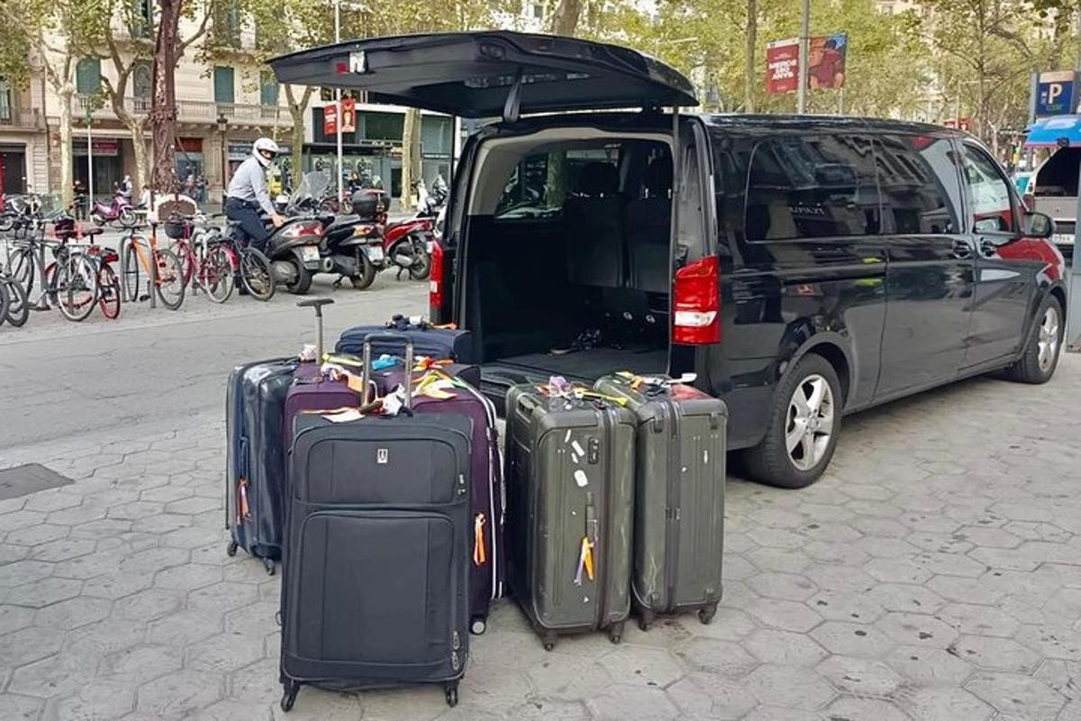 un gruppo di valigie nel retro di un furgone