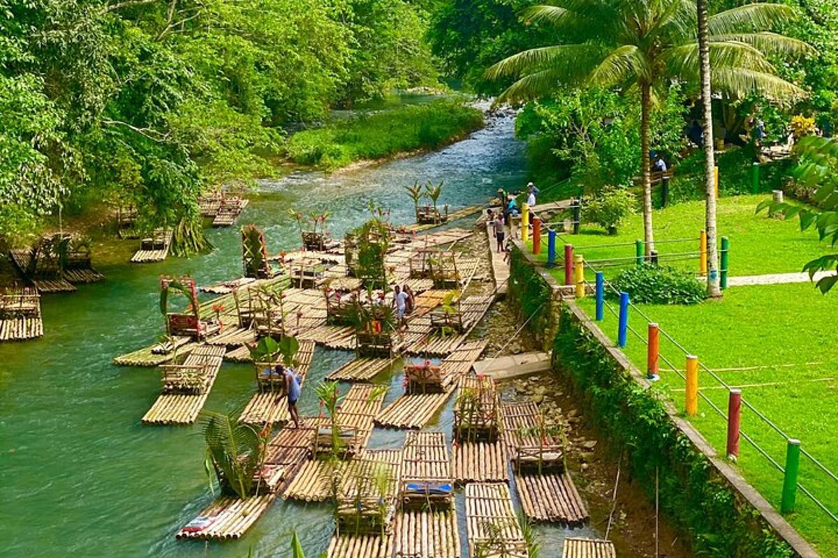 um grupo de mesas e cadeiras em um rio