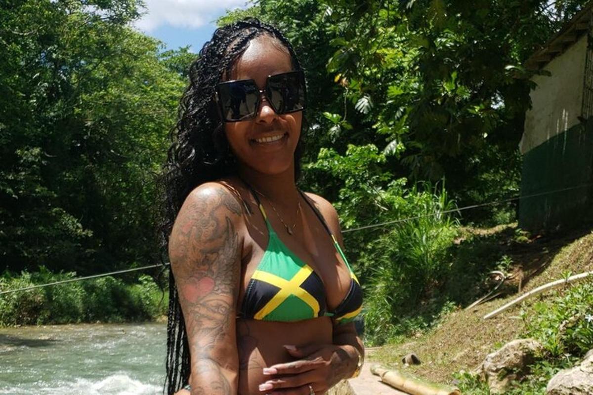 una dona en bikini dreta al costat d'un riu