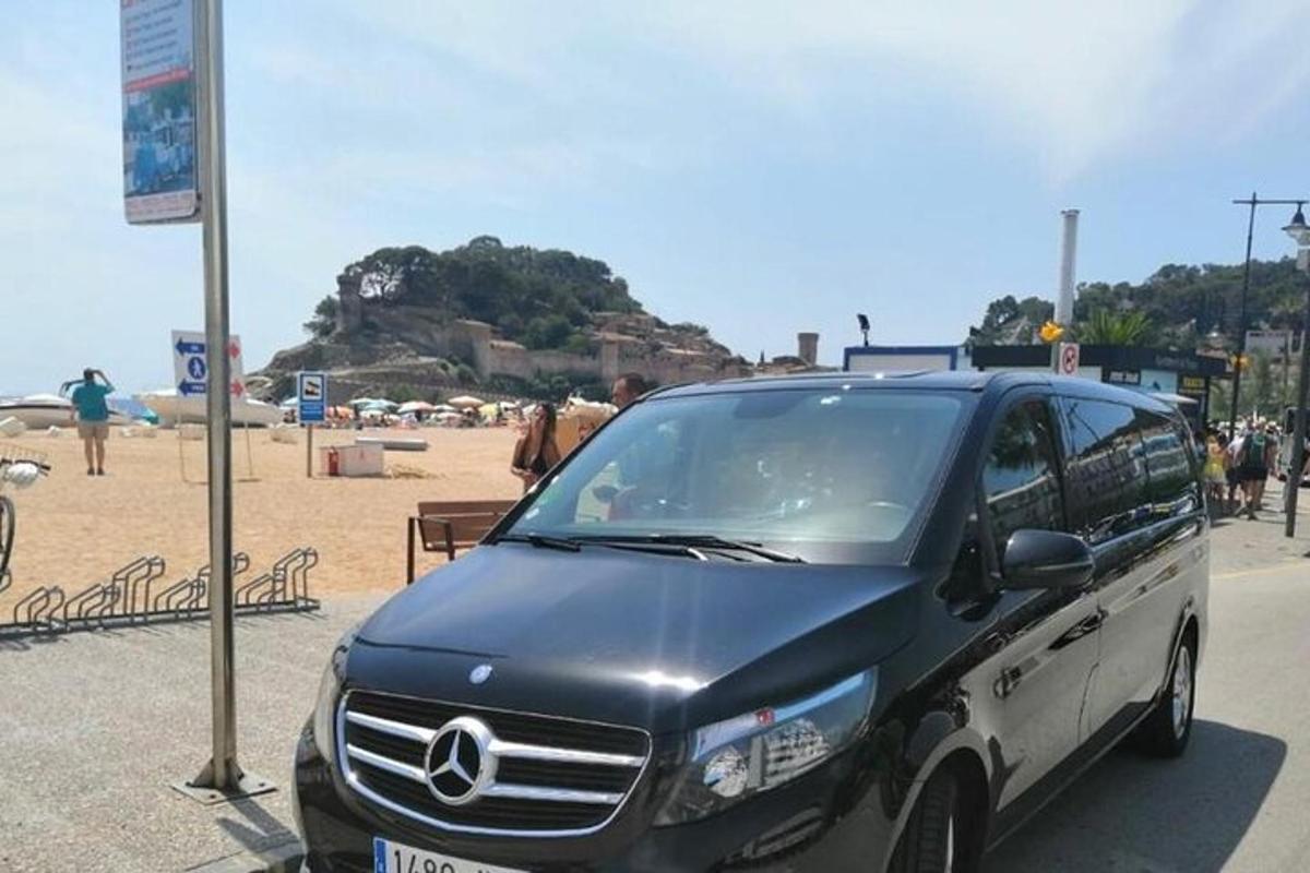 Una furgoneta Mercedes Benz aparcada en la playa