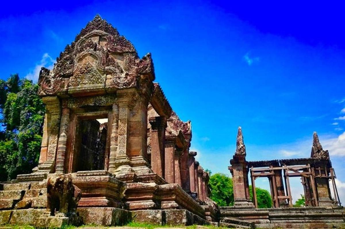 một tòa nhà cũ với bầu trời xanh ở phía sau