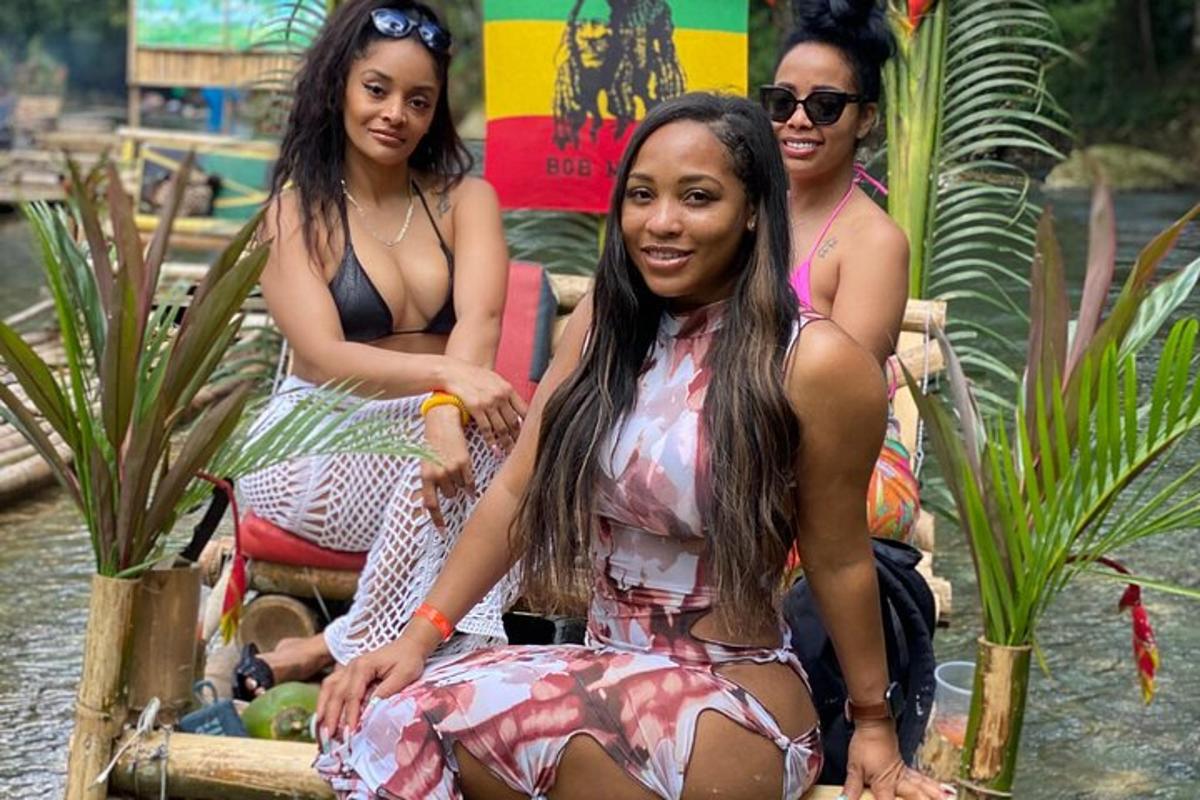 um grupo de três mulheres sentadas em cadeiras na água
