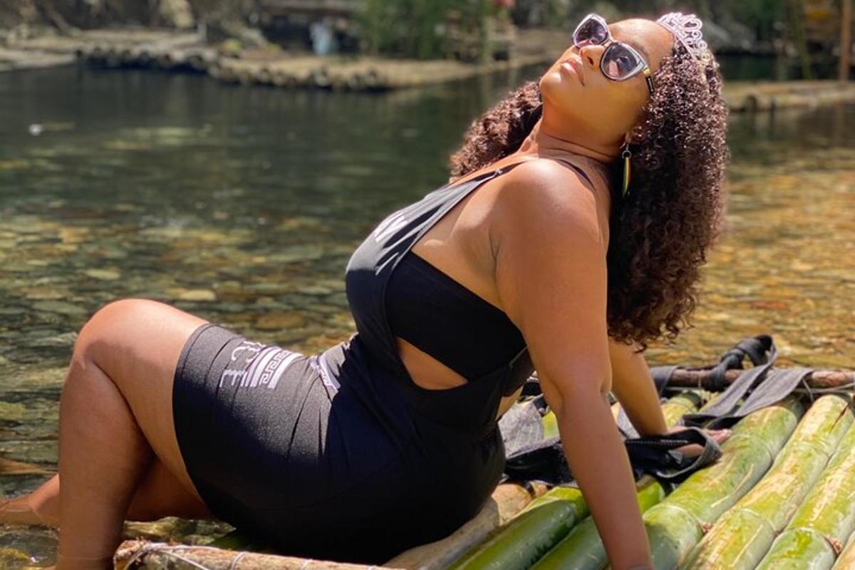 uma mulher sentada em uma jangada na água