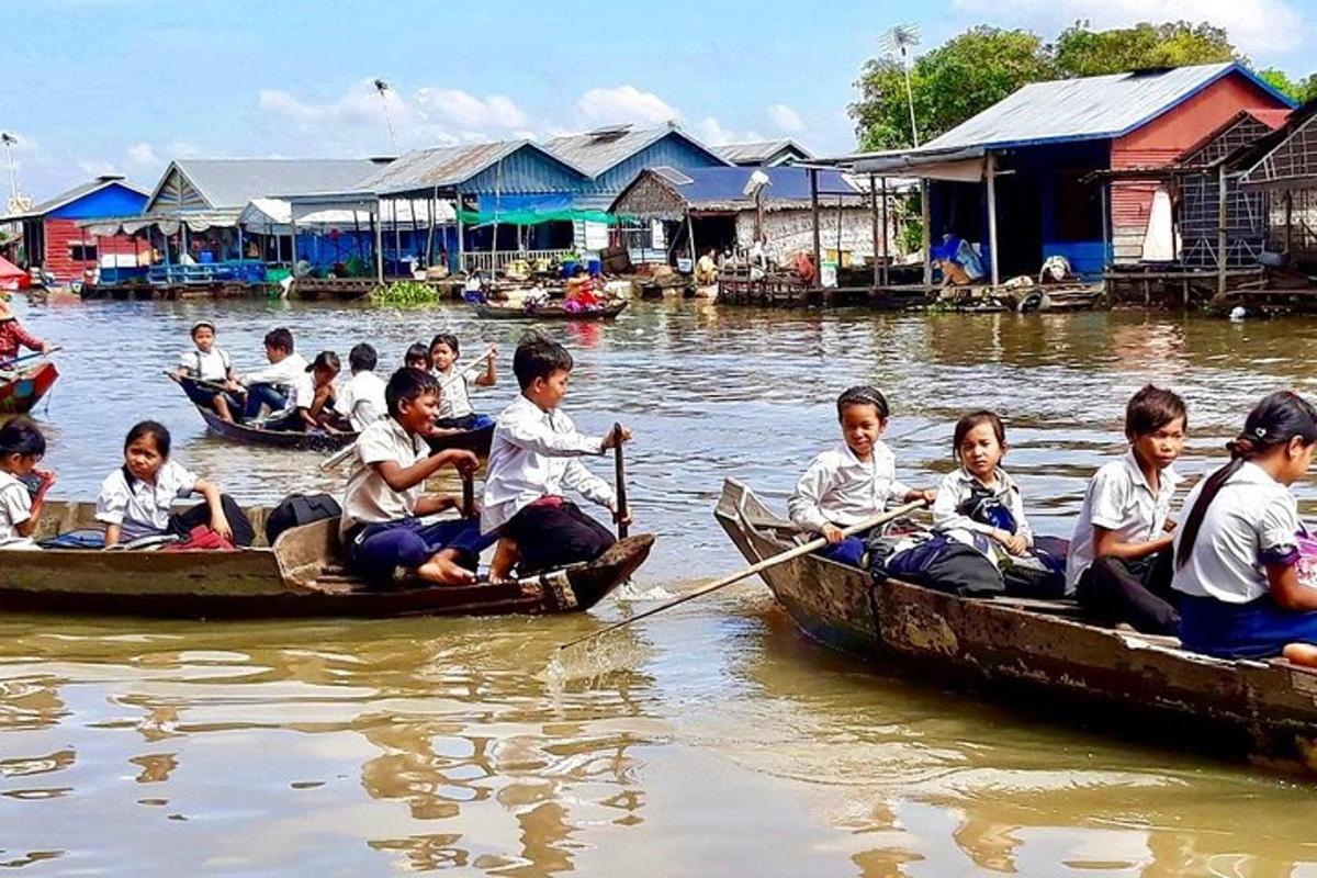 một nhóm trẻ em ngồi trên thuyền trên mặt nước