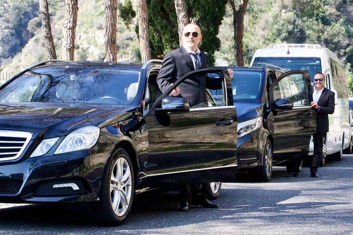 ένας άντρας βγαίνει από ένα μαύρο αυτοκίνητο
