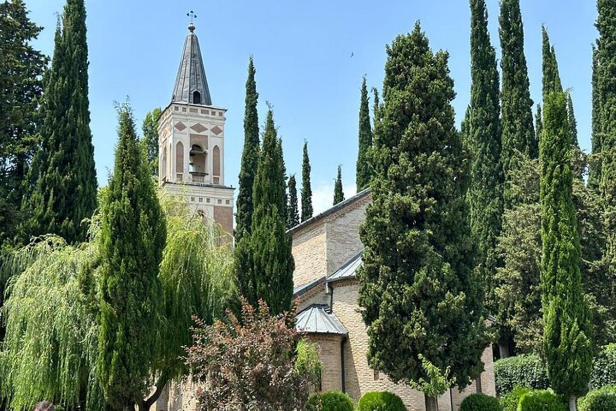 crkva s tornjem, zvonikom i drvećem