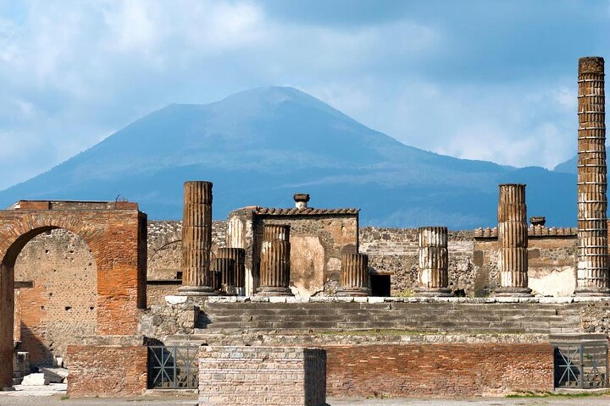 un edifici antic amb una muntanya al fons