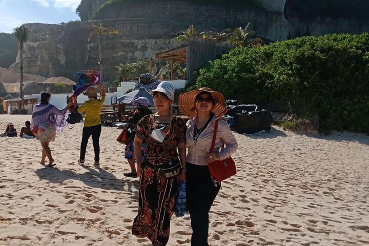 due donne che camminano sulla spiaggia
