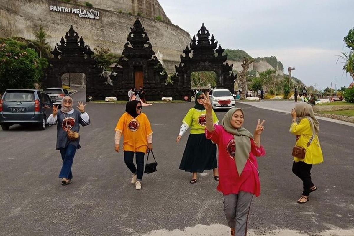 un gruppo di donne che camminano lungo una strada